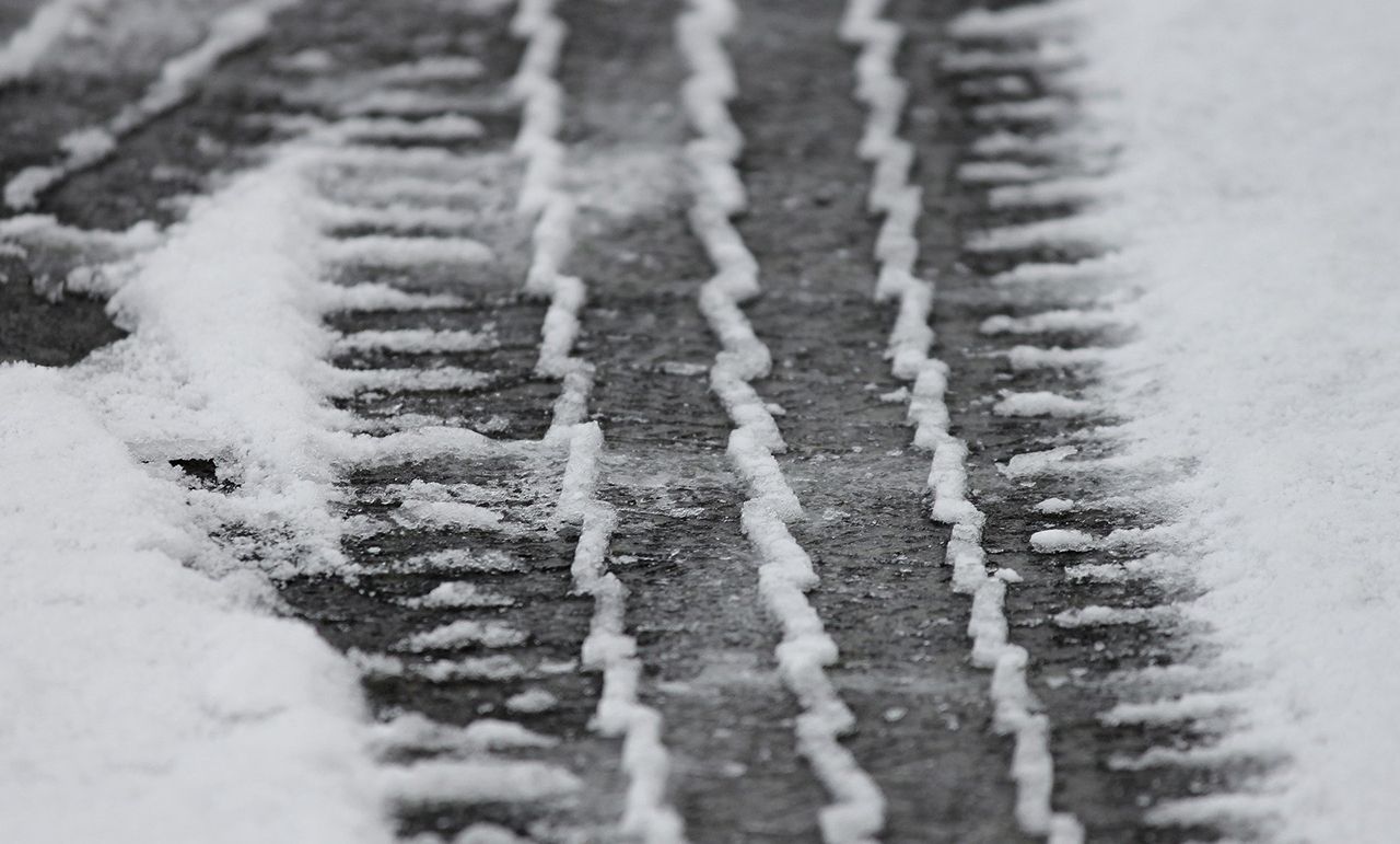 Reifenspuren_im_Schnee