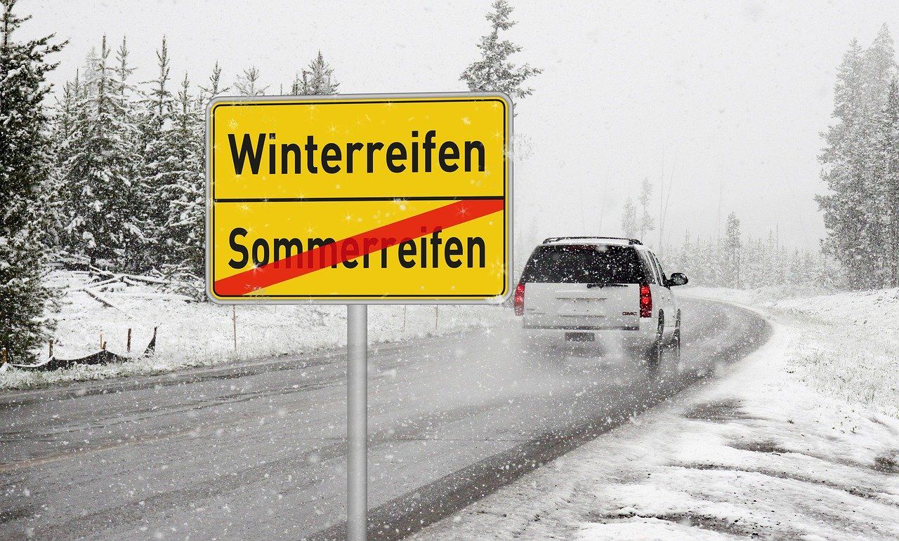 Schild_Sommer_Winterreifen_Auto