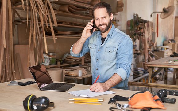 Handwerker telefoniert