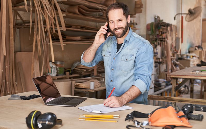 Handwerker in Werkstatt