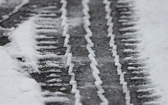 Reifenspuren im Schnee